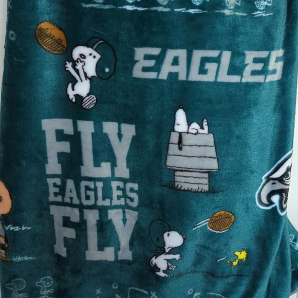 Philadelphia Eagles And Snoopy Super Soft Throw Blanket - Picture 7 of 7